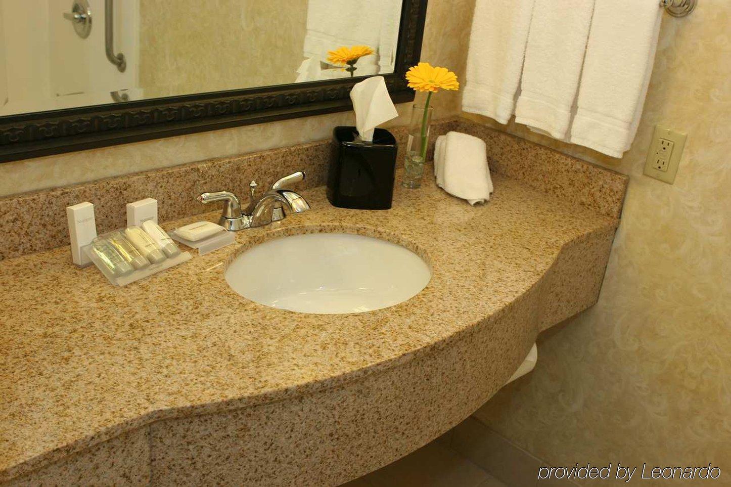 Hilton Garden North Quail Springs 3*